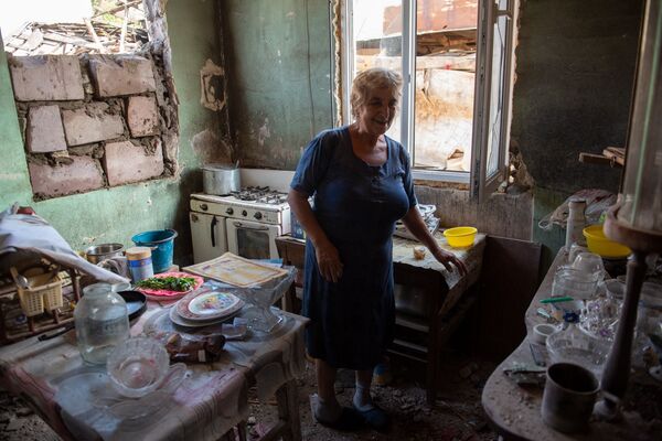 Վժժժ... տեսնես այս անգա՞մ ում տունը քանդվեց. կյանքը կրակոցների տակ ապրող Չինարիում Վժժժ... տեսնես այս անգա՞մ ում տունը քանդվեց. կյանքը կրակոցների տակ ապրող Չինարիում - Sputnik Արմենիա