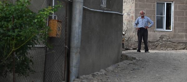 Сосед попавшего под обстрел дома в селе Чинари, Тавуш - Sputnik Армения