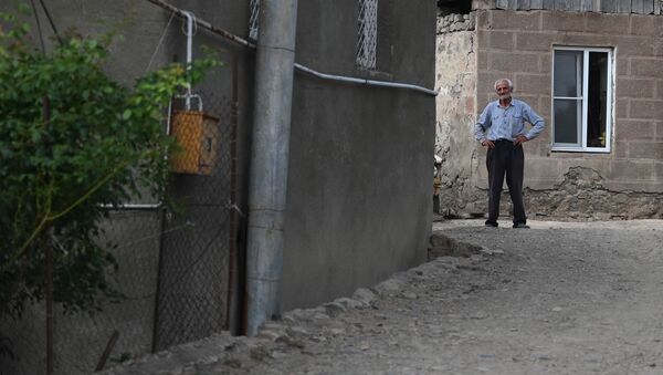 Сосед попавшего под обстрел дома в селе Чинари, Тавуш - Sputnik Армения