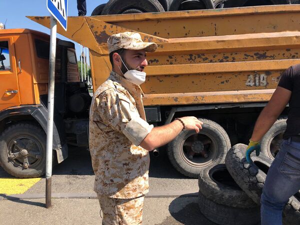 Помощь из тыла: в Гюмри рассказали, в чем главный смысл акции по сбору шин для передовой - Sputnik Армения