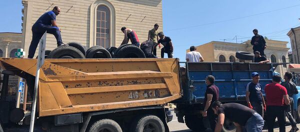 Сбор использованных покрышек для укрепления границы по инициативе Жоры Абгаряна, брата героя апрельской войны Тиграна Абгаряна (18 июля 2020). Гюмри - Sputnik Արմենիա