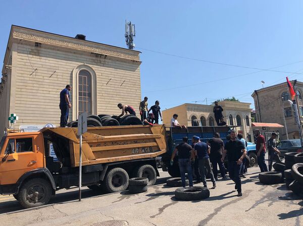 Помощь из тыла: в Гюмри рассказали, в чем главный смысл акции по сбору шин для передовой - Sputnik Армения