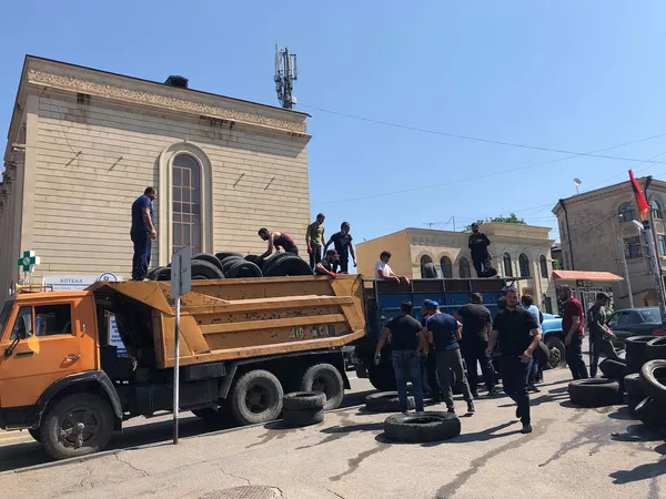 Помощь из тыла: в Гюмри рассказали, в чем главный смысл акции по сбору шин для передовой Помощь из тыла: в Гюмри рассказали, в чем главный смысл акции по сбору шин для передовой - Sputnik Армения