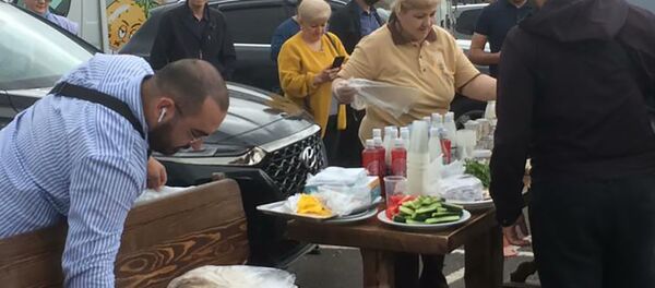 Торговля на территории Центра оптово-розничного комплекса Бухта (18 июля 2020). Москвa - Sputnik Армения