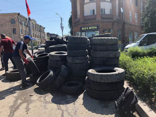 Помощь из тыла: в Гюмри рассказали, в чем главный смысл акции по сбору шин для передовой Помощь из тыла: в Гюмри рассказали, в чем главный смысл акции по сбору шин для передовой - Sputnik Армения