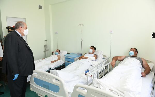 Президент Армен Саркисян посетил Центральный клинический госпиталь МО Армении, где проходят лечение раненные на Тавушском отрезке армяно-азербайджанской границы военнослужащие (18 июля 2020). Еревaн - Sputnik Армения
