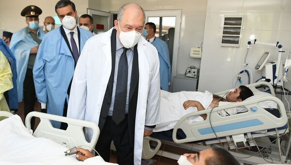 Президент Армен Саркисян посетил Центральный клинический госпиталь МО Армении, где проходят лечение раненные на Тавушском отрезке армяно-азербайджанской границы военнослужащие (18 июля 2020). Еревaн - Sputnik Армения