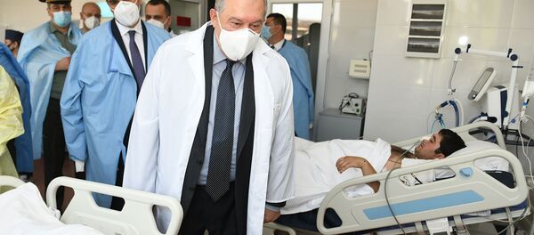 Президент Армен Саркисян посетил Центральный клинический госпиталь МО Армении, где проходят лечение раненные на Тавушском отрезке армяно-азербайджанской границы военнослужащие (18 июля 2020). Еревaн - Sputnik Արմենիա