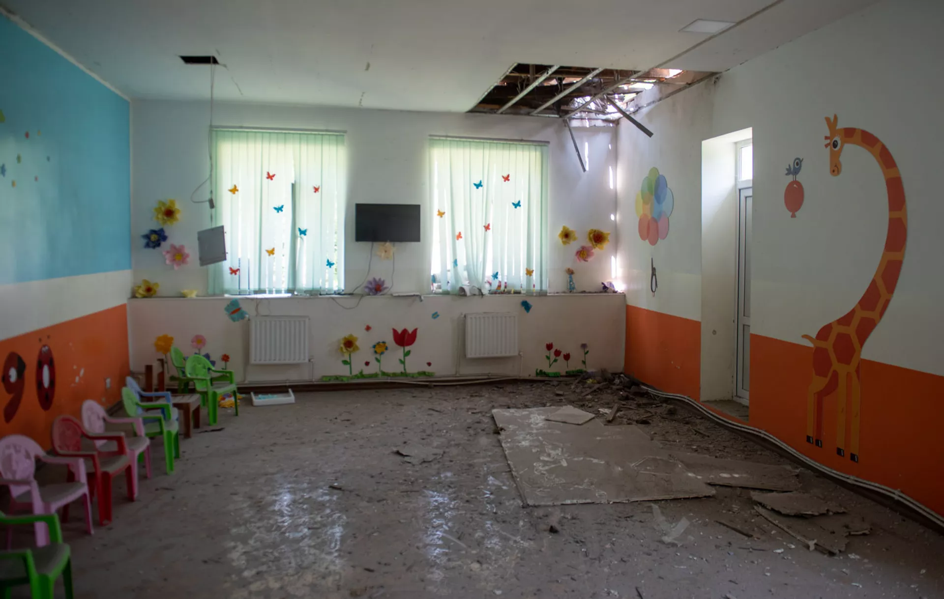 Мэрия Еревана не ремонтировала обстрелянный Азербайджаном детсад Айгепара, но исправится Мэрия Еревана не ремонтировала обстрелянный Азербайджаном детсад Айгепара, но исправится - Sputnik Армения, 1920, 19.03.2021