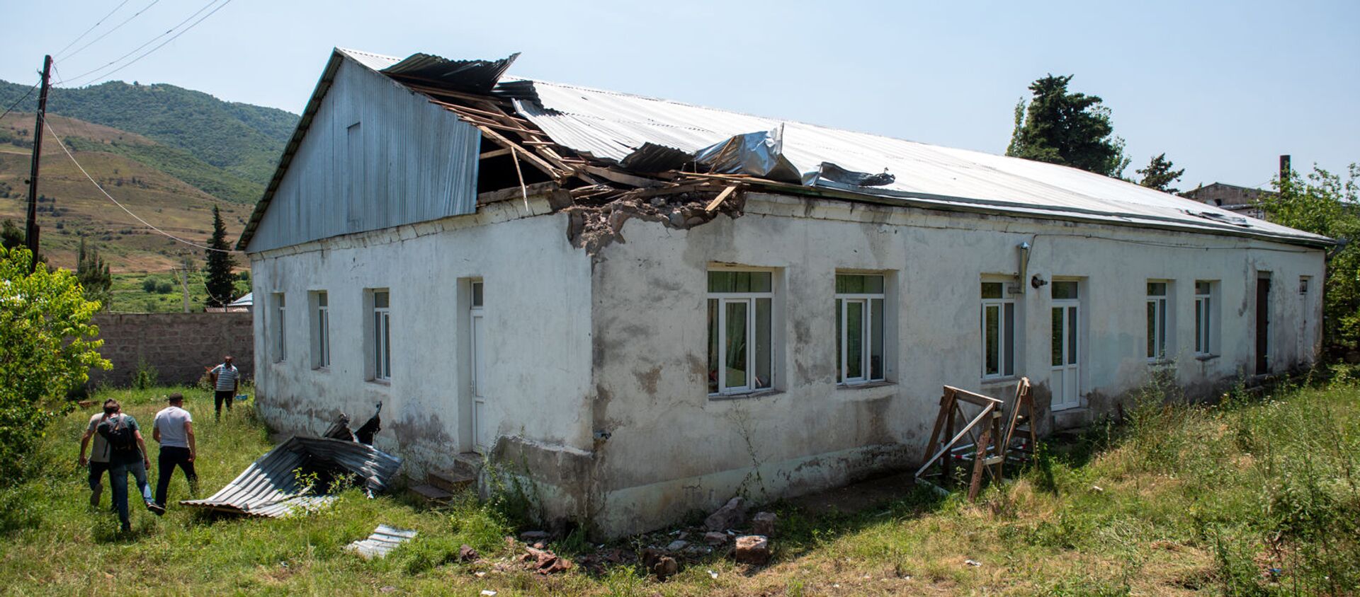 Здание детского сада с разрушенной крышей после обстрела в селе Айгепар (18 июля 2020). Тавуш - Sputnik Армения, 1920, 19.03.2021