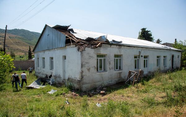 Здание детского сада с разрушенной крышей после обстрела в селе Айгепар (18 июля 2020). Тавуш - Sputnik Армения