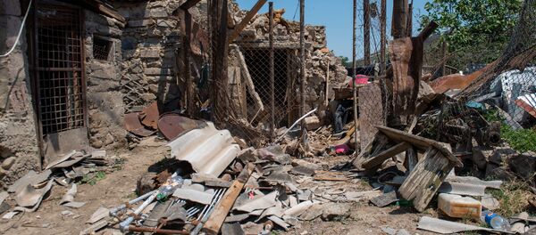 Разрушенный хлев после обстрела в селе Айгепар (18 июля 2020). Тавуш - Sputnik Армения