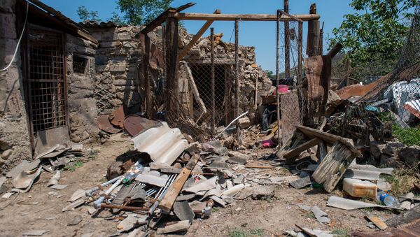 Разрушенный хлев после обстрела в селе Айгепар (18 июля 2020). Тавуш - Sputnik Армения