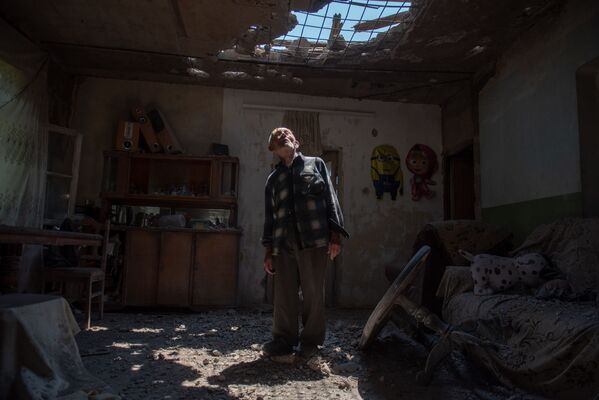 Այգեպարի բնակիչ Արամ Վարդազարյանն իր հրետակոծված տանը - Sputnik Արմենիա