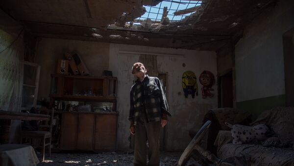 Житель села Айгепар Арам Вардазарян в своем разрушенном после обстрелов доме (18 июля 2020). Тавуш - Sputnik Արմենիա