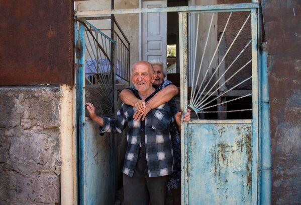 Житель села Айгепар Арам Вардазарян с женой Лидой Вардазарян в воротах своего дома (18 июля 2020). Тавуш - Sputnik Армения