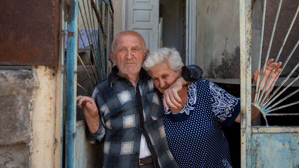 Житель села Айгепар Арам Вардазарян с женой Лидой Вардазарян в воротах своего дома (18 июля 2020). Тавуш - Sputnik Армения