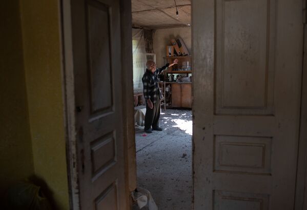 Житель села Айгепар Арам Вардазарян в своем разрушенном после обстрелов доме (18 июля 2020). Тавуш - Sputnik Армения
