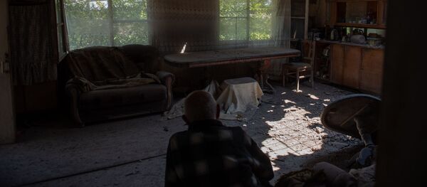 Житель села Айгепар Арам Вардазарян в своем разрушенном после обстрелов доме (18 июля 2020). Тавуш - Sputnik Армения