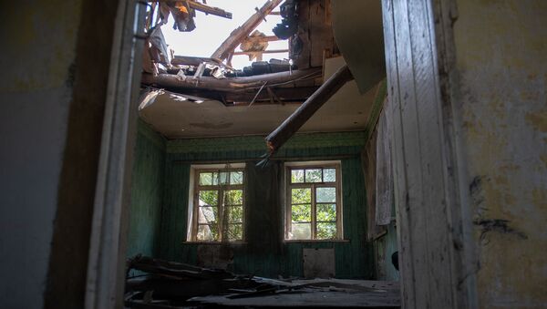 Потолок в разрушенном после обстрелов доме в селе Айгепар (18 июля 2020). Тавуш - Sputnik Армения
