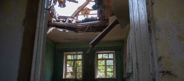 Потолок в разрушенном после обстрелов доме в селе Айгепар (18 июля 2020). Тавуш - Sputnik Արմենիա