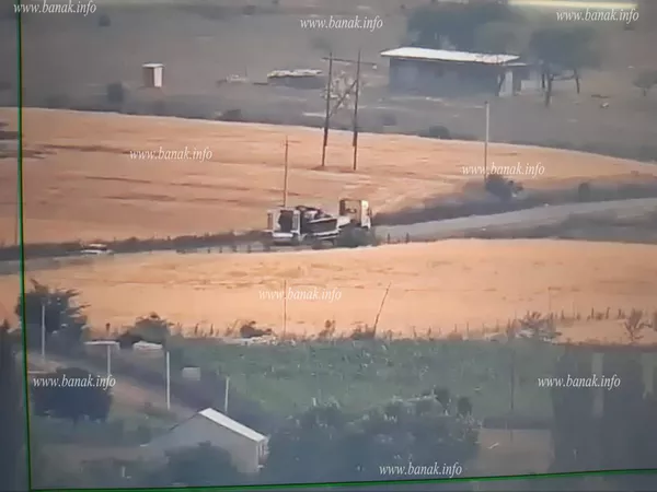 Азербайджанские военные перевозят подбитые танки – фото Азербайджанские военные перевозят подбитые танки – фото - Sputnik Армения