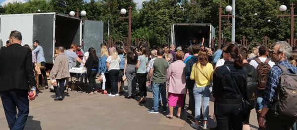 Очередь за армянскими абрикосами во дворе Армянской церкви (19 июля 2020). Москва - Sputnik Արմենիա