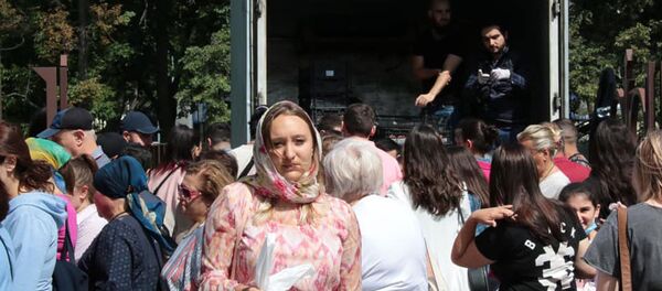 Очередь за армянскими абрикосами во дворе Армянской церкви (19 июля 2020). Москва - Sputnik Армения