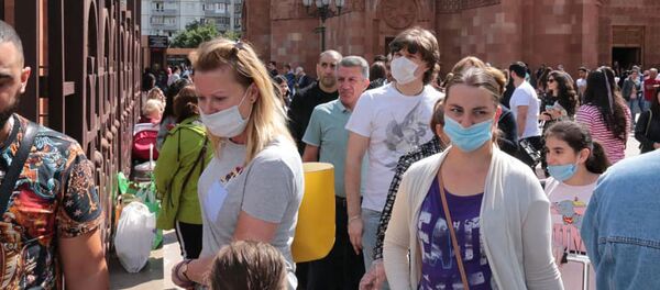 Очередь за армянскими абрикосами во дворе Армянской церкви (19 июля 2020). Москва Очередь за армянскими абрикосами во дворе Армянской церкви (19 июля 2020). Москва - Sputnik Արմենիա