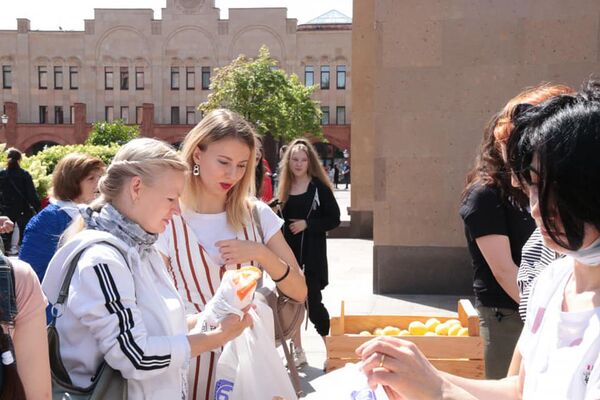 Шустрый малыш с армянским флагом! В Москве празднуют Вардавар и смакуют абрикосы - видео Шустрый малыш с армянским флагом! В Москве празднуют Вардавар и смакуют абрикосы - видео - Sputnik Армения
