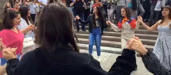 Танцы во время раздачи армянских фруктов на территории армянской церкви (19 июля 2020). Москва - Sputnik Армения