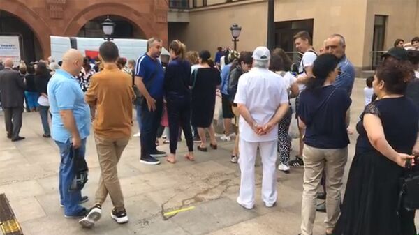 Водяные пистолеты, кочари и абрикосы: в Москве армяне устроили праздник вопреки - видео - Sputnik Армения