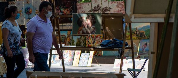 Люди в масках проходят мимо выставленных на продажу картин в Ереванском вернисаже (19 июля 2020). Еревaн - Sputnik Արմենիա
