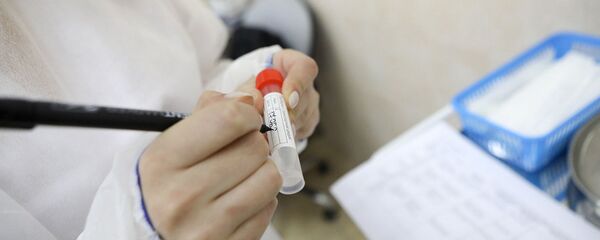 Медсестра делает записи на пробирке с тестом на коронавирус - Sputnik Արմենիա