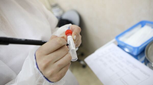 Медсестра делает записи на пробирке с тестом на коронавирус - Sputnik Արմենիա