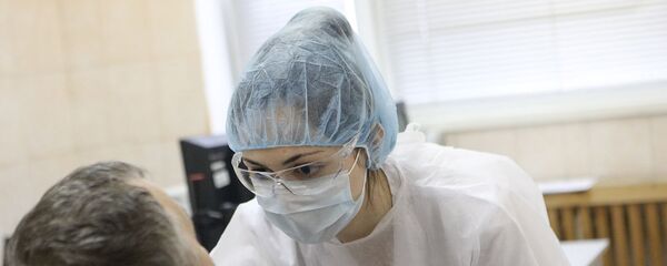 Медсестра во время теста на коронавирус - Sputnik Արմենիա