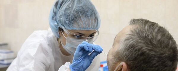 Медсестра во время теста на коронавирус - Sputnik Армения