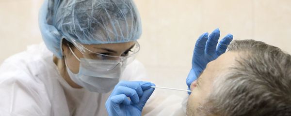 Медсестра во время теста на коронавирус - Sputnik Արմենիա