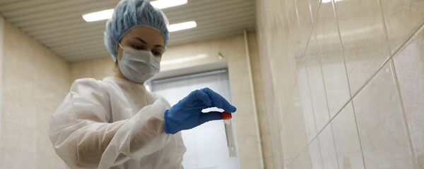 Медсестра с пробиркой с тестом на коронавирус - Sputnik Արմենիա