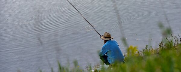 Рыбак у озера - Sputnik Армения