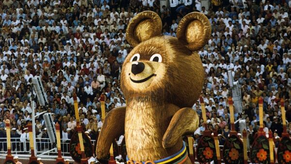 Олимпийский мишка на церемонии закрытия XXII летних Олимпийских игр в Москве - Sputnik Армения