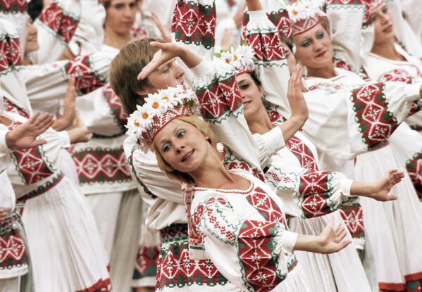 Танцевальная сюита Дружба народов на торжественной церемонии открытия XXII Олимпийских игр в Москве - Sputnik Армения