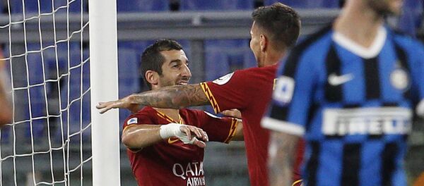 Полузащитник Ромы Генрих Мхитарян празднует забитый гол своей команды в ворота миланского Интера во время футбольного матча итальянский Серии А (19 июля 2020). Рим - Sputnik Արմենիա