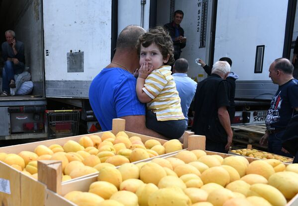 Покупатели абрикосов в торговом комплексе Бухта в Москве - Sputnik Армения