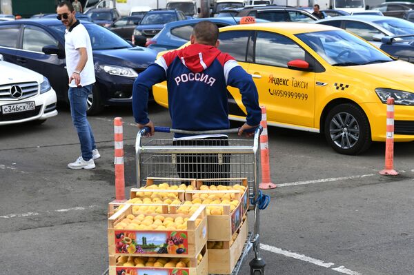 Продажа абрикосов на рынке Бухта в Москве переросла в народные гулянья - Sputnik Армения