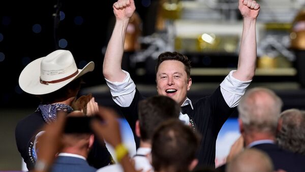 Генеральный директор SpaceX Илон Маск празднует запуск ракеты SpaceX Falcon 9 и космического корабля Crew Dragon во время миссии NASA SpaceX Demo-2 (30 мая 2020). Мыс Канаверал - Sputnik Արմենիա