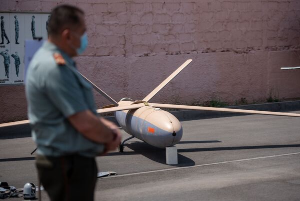 В Ереване показали сбитые и захваченные дроны ВС Азербайджана - Sputnik Армения