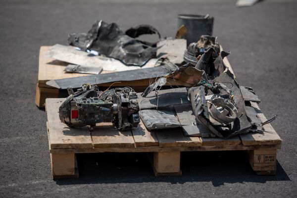 В Ереване показали сбитые и захваченные дроны ВС Азербайджана - Sputnik Армения