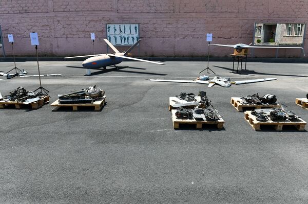 Երևանում ցուցադրում են Ադրբեջանի ԶՈՒ–ի խոցված և առգրավված անօդաչուները. լուսանկարներ - Sputnik Արմենիա