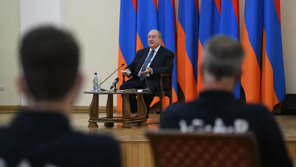 Президент Армен Саркисян встретился с прибывшим в Армению медицинским персоналом Германии (21 июля 2020). Еревaн - Sputnik Армения